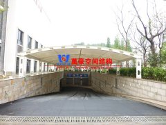 地下車庫(kù)雨棚什么材料好？膜結(jié)構(gòu)為什么是地下車庫(kù)雨棚材料的優(yōu)先選擇？